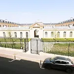 Des Lys فندق